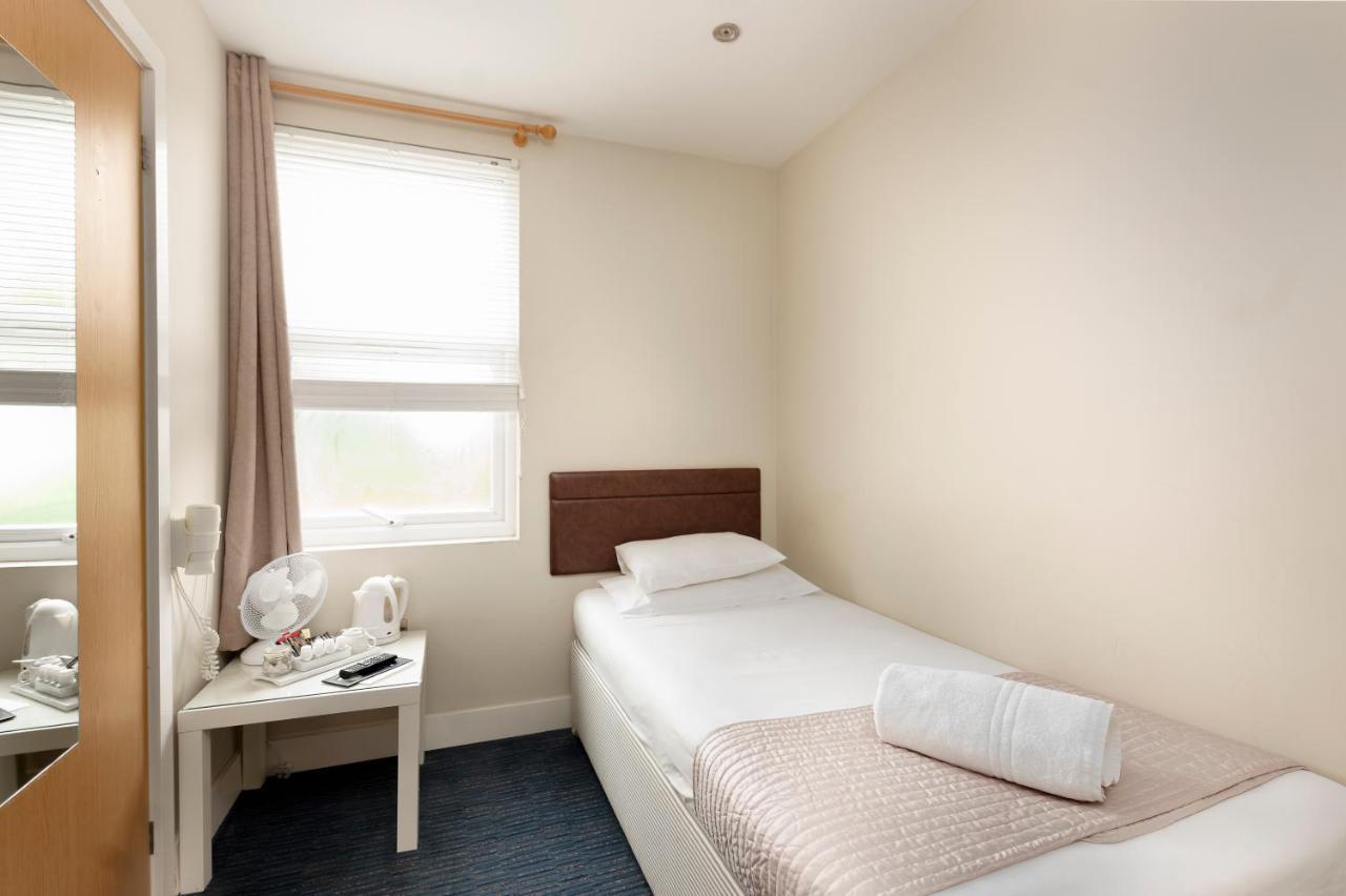 The R Inn Hotel Desborough Exterior photo